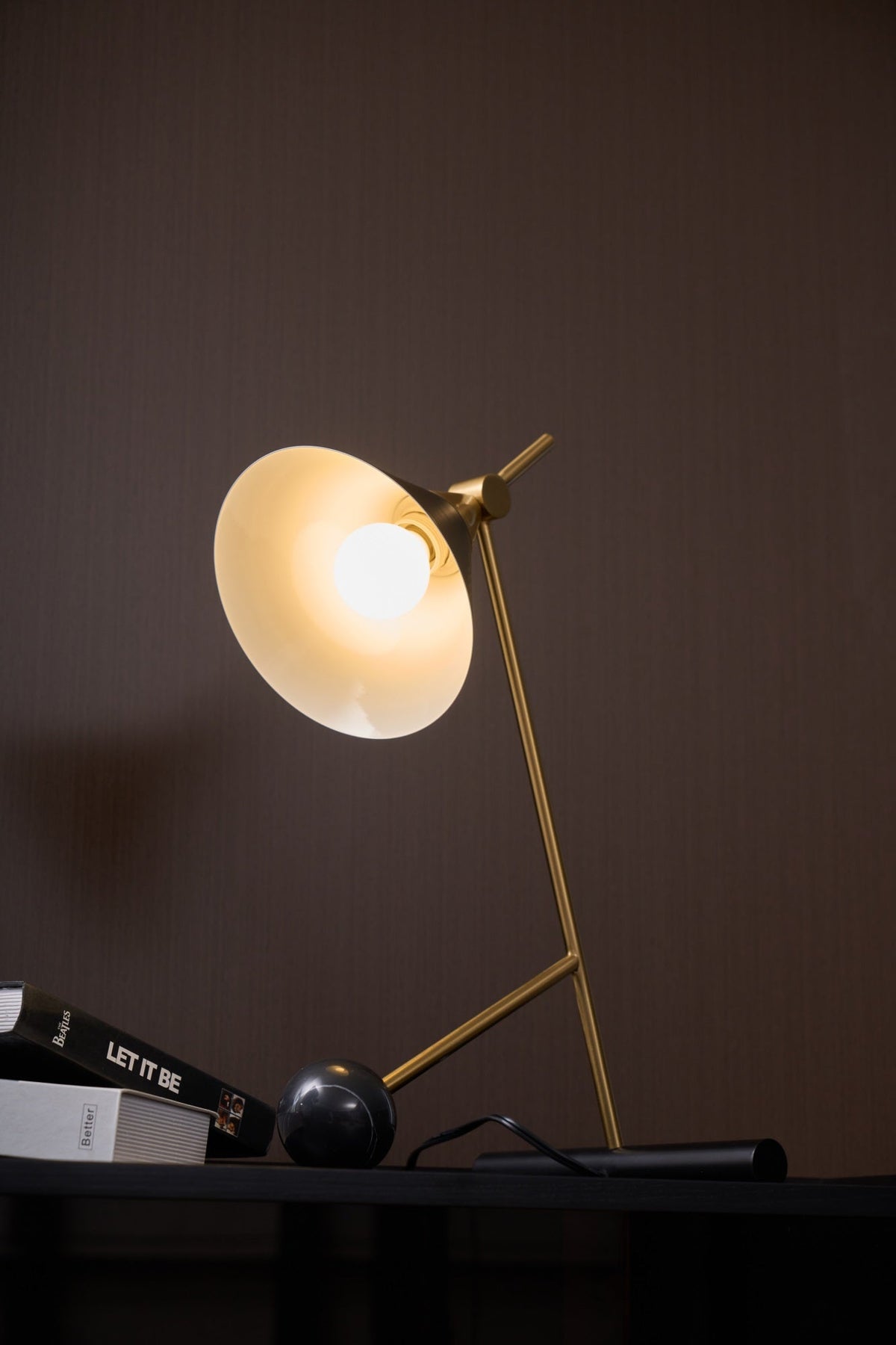 Avelo Tischleuchte aus Marmor mit geometrischem Design