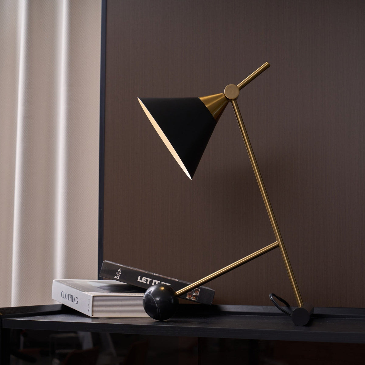 Avelo Tischleuchte aus Marmor mit geometrischem Design