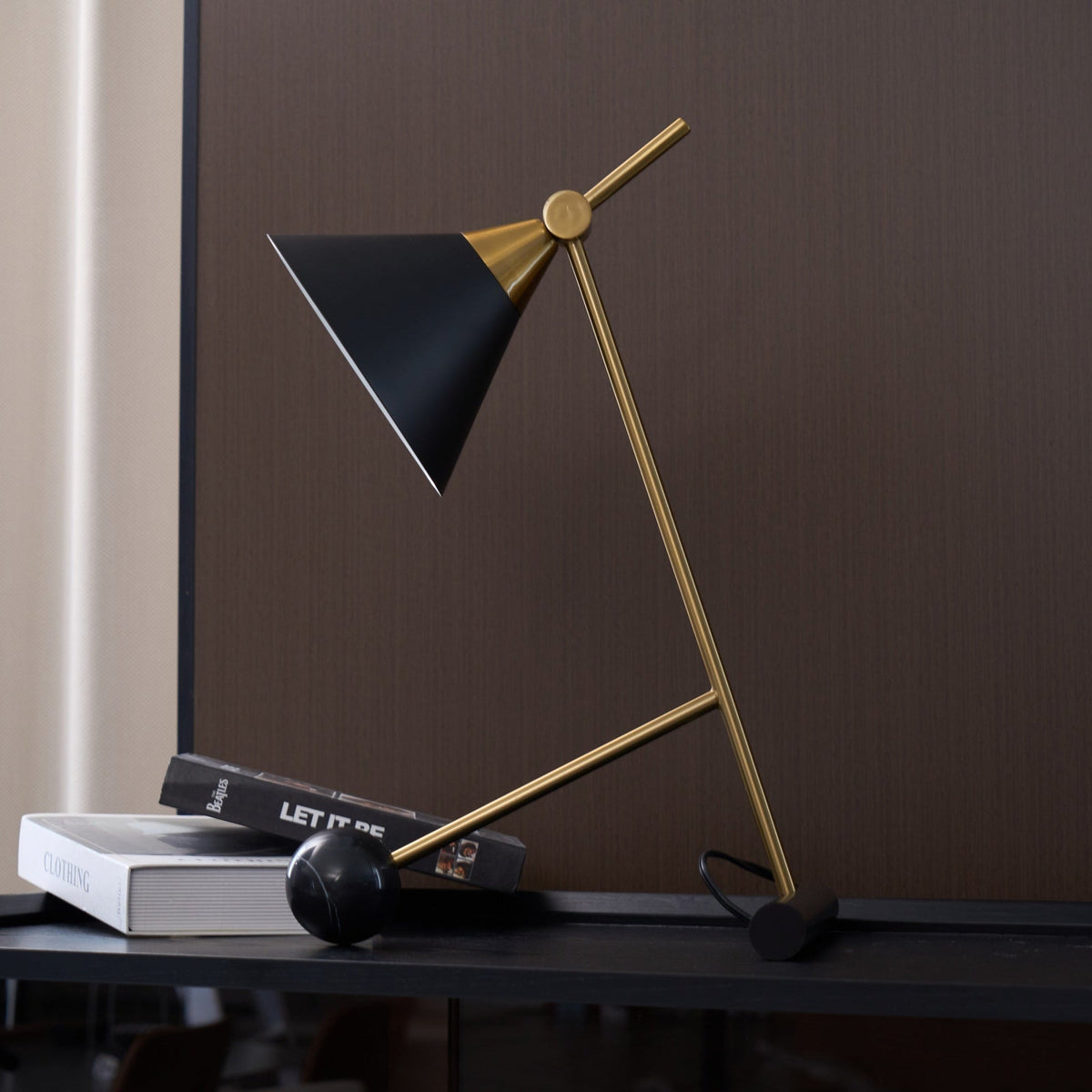 Avelo Tischleuchte aus Marmor mit geometrischem Design