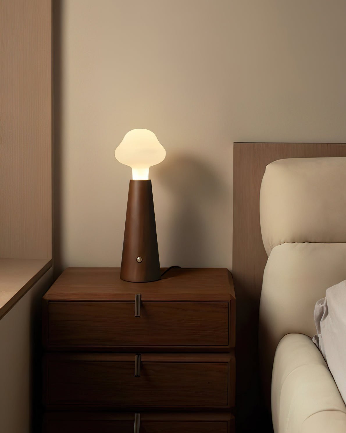 Mushio Tischlampe aus Holz in Wolkenform