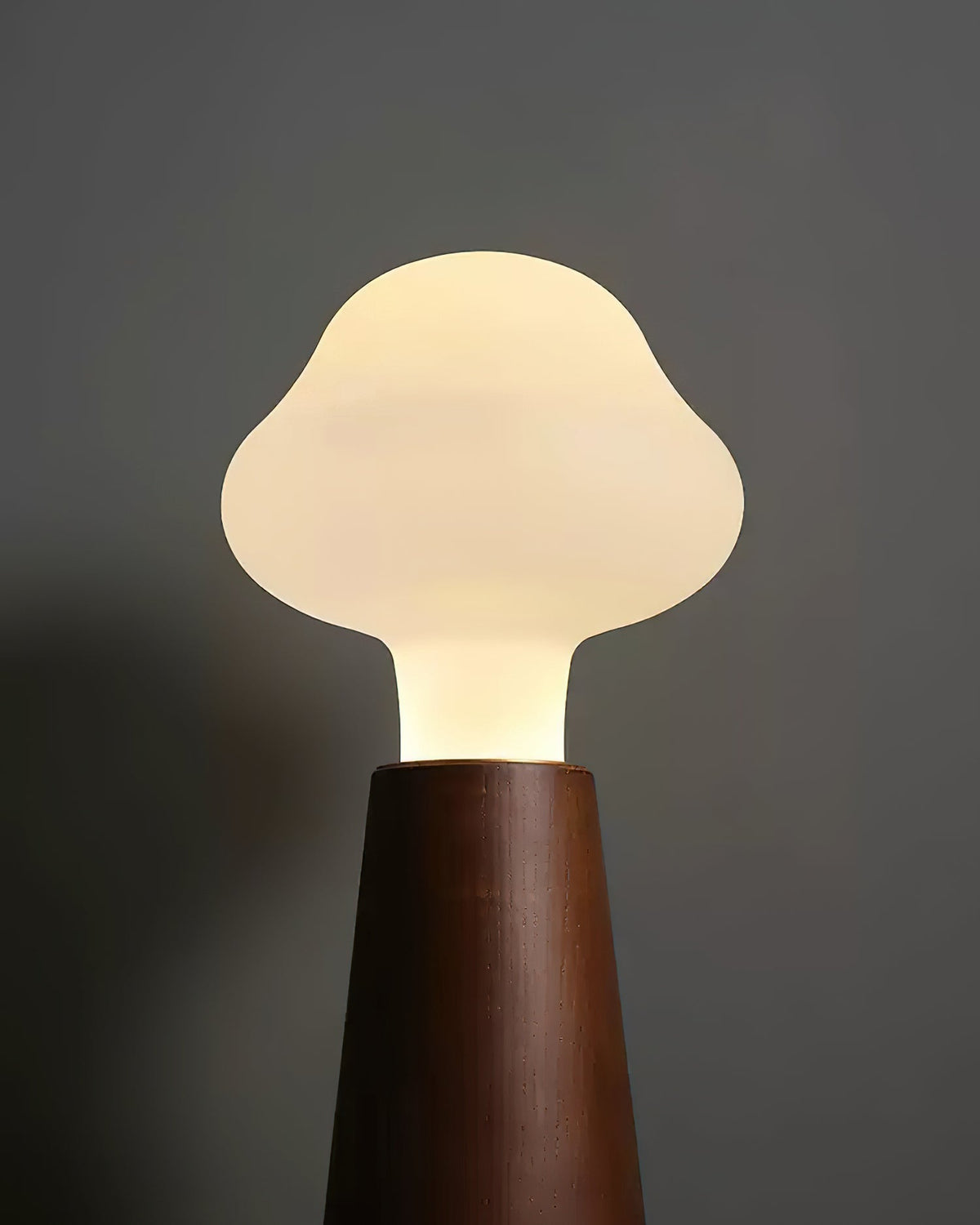 Mushio Tischlampe aus Holz in Wolkenform
