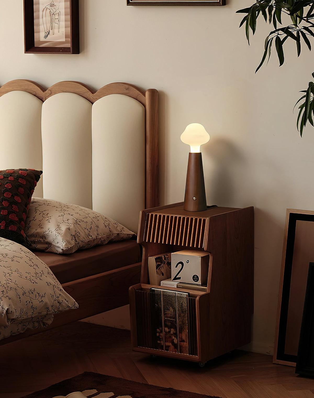 Mushio Tischlampe aus Holz in Wolkenform