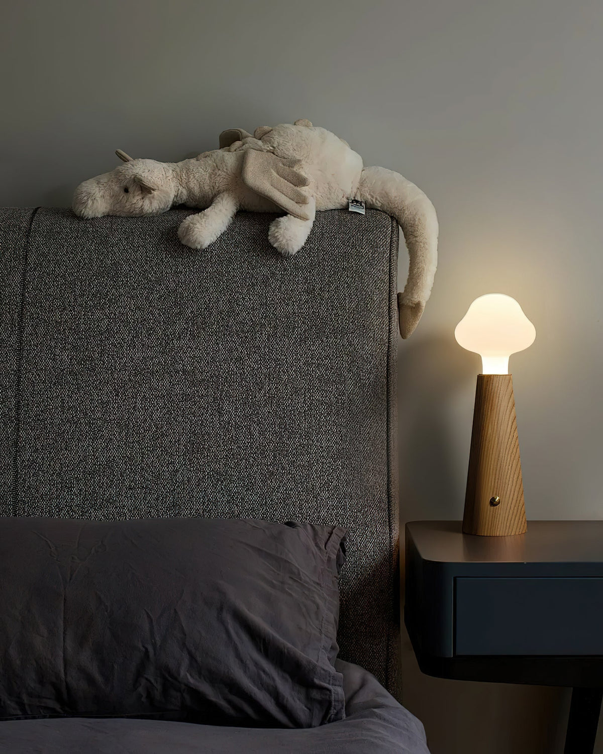 Mushio Tischlampe aus Holz in Wolkenform