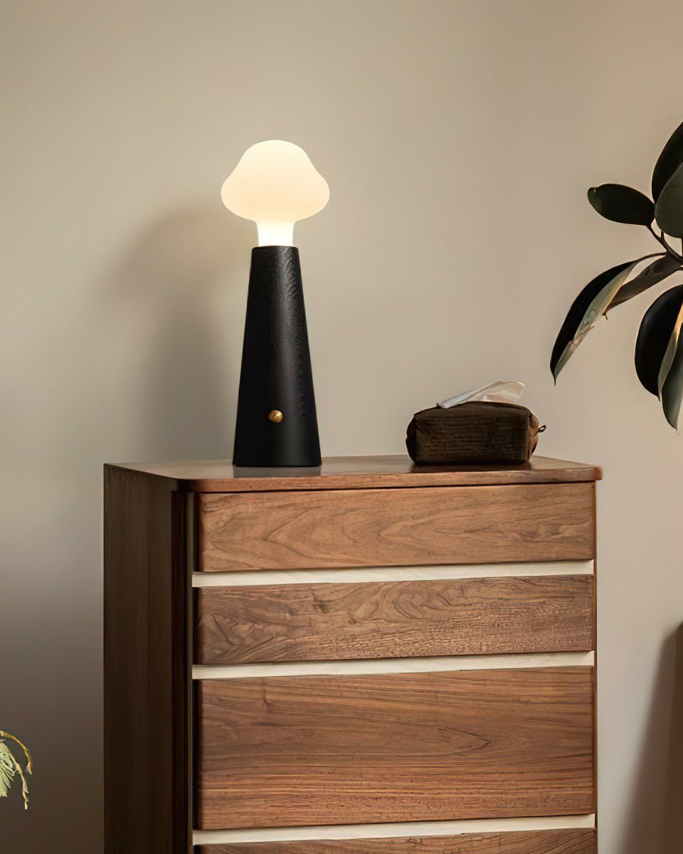 Mushio Tischlampe aus Holz in Wolkenform