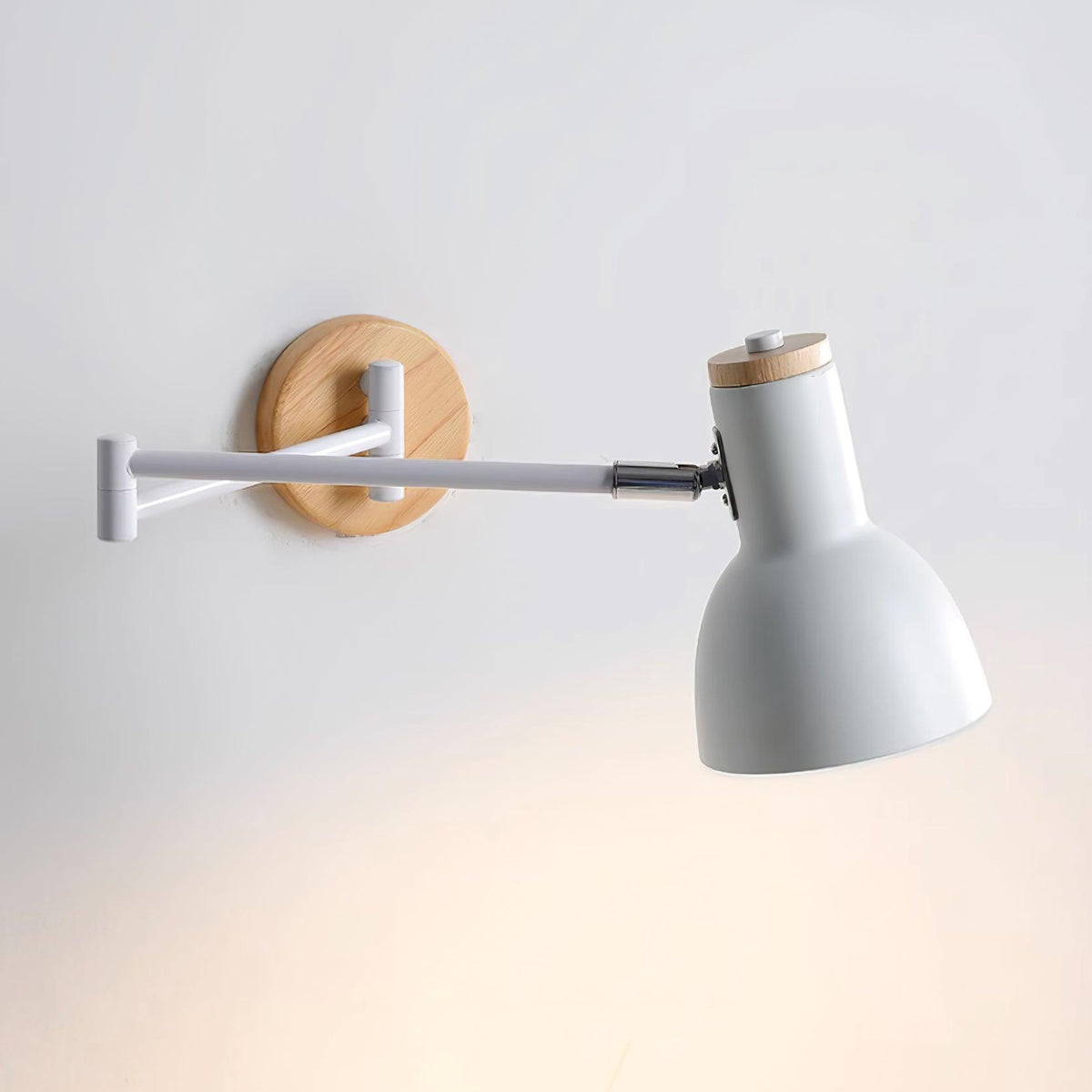 Wandleuchte mit verstellbarem Arm, Kegel-Lampenschirm und Holzfuß im modernen Stil für das Arbeitszimmer