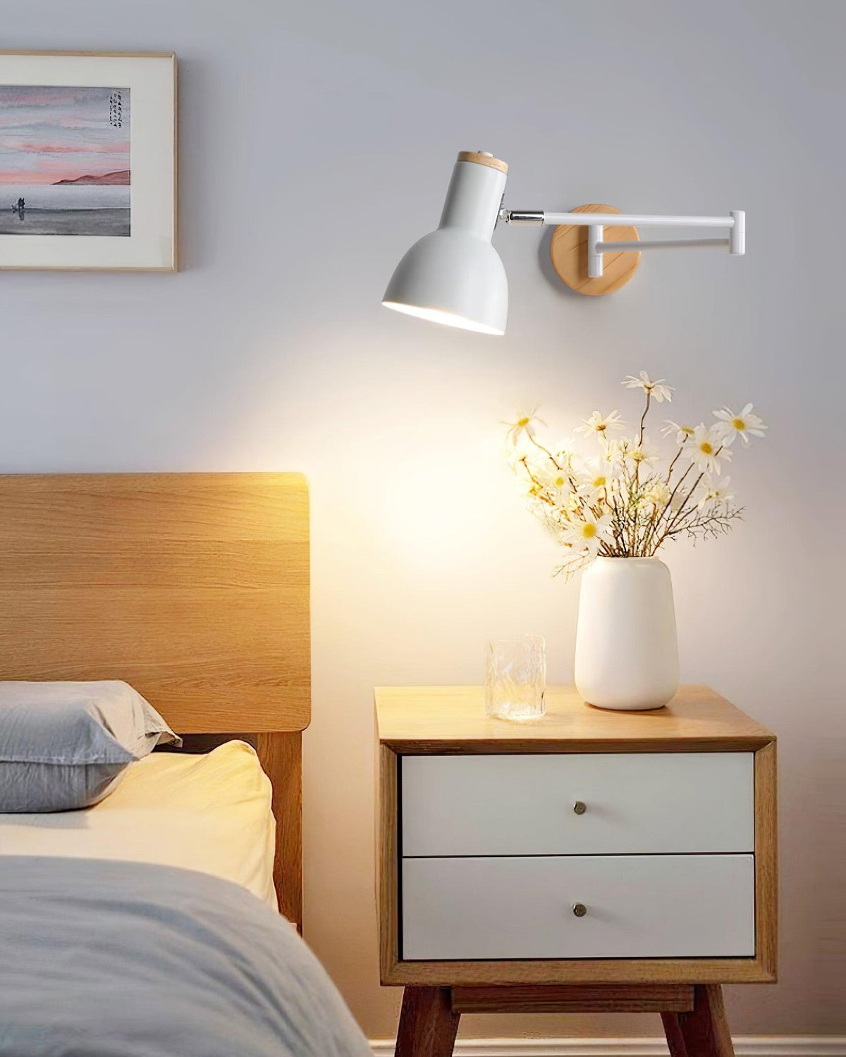 Wandleuchte mit verstellbarem Arm, Kegel-Lampenschirm und Holzfuß im modernen Stil für das Arbeitszimmer