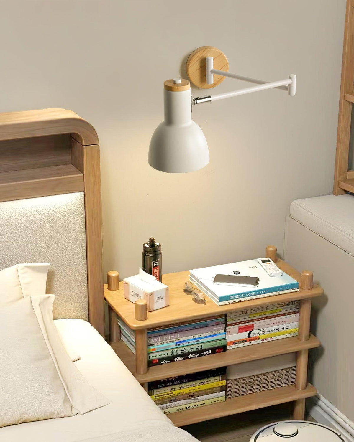 Wandleuchte mit verstellbarem Arm, Kegel-Lampenschirm und Holzfuß im modernen Stil für das Arbeitszimmer