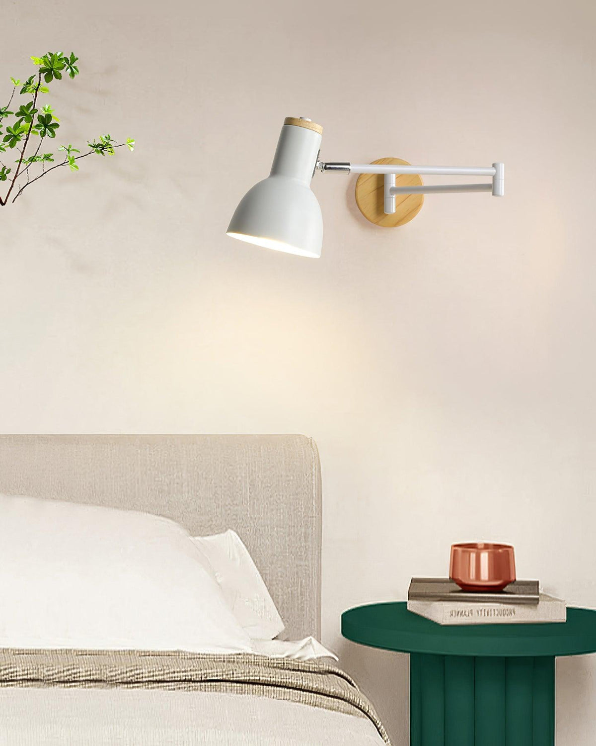 Wandleuchte mit verstellbarem Arm, Kegel-Lampenschirm und Holzfuß im modernen Stil für das Arbeitszimmer