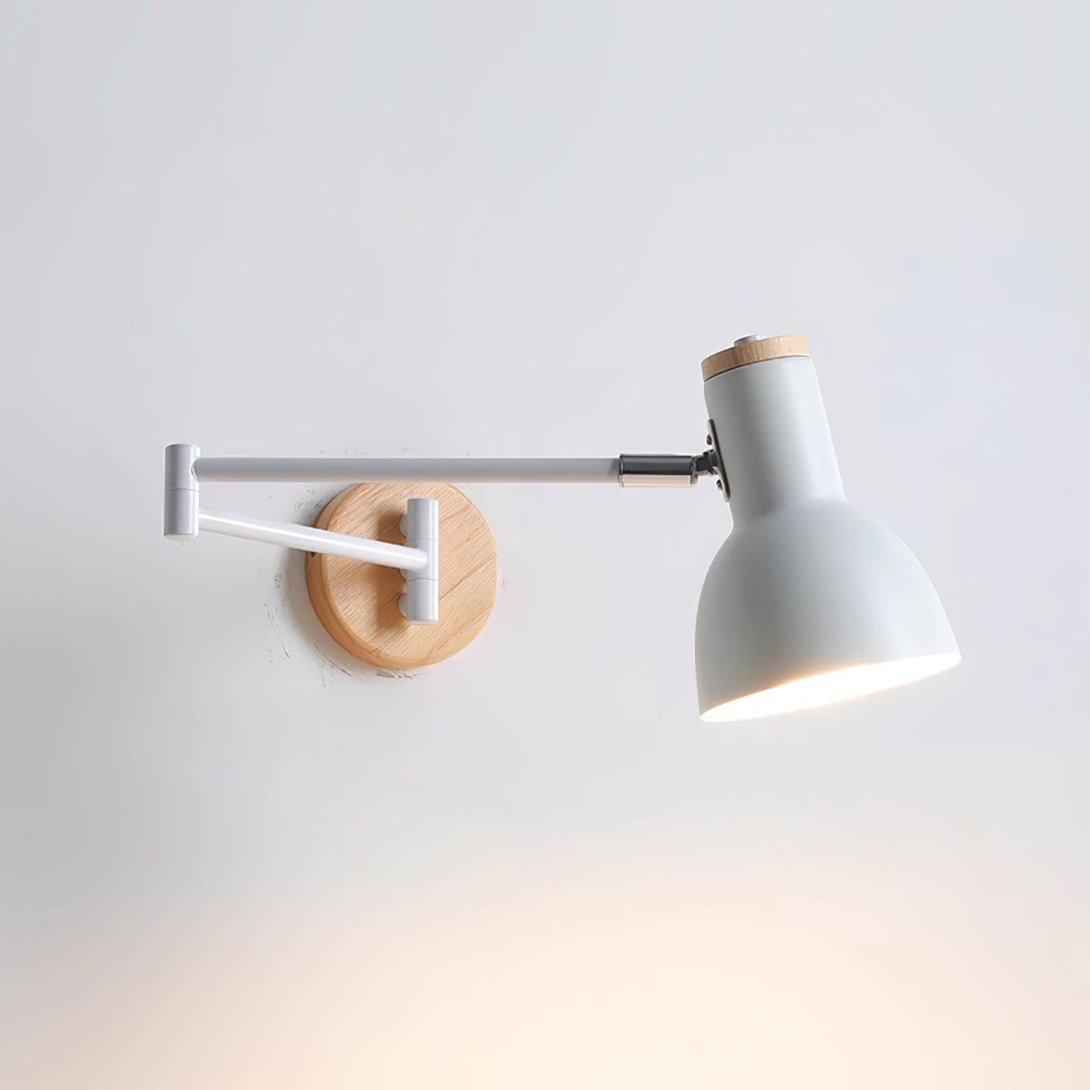 Wandleuchte mit verstellbarem Arm, Kegel-Lampenschirm und Holzfuß im modernen Stil für das Arbeitszimmer