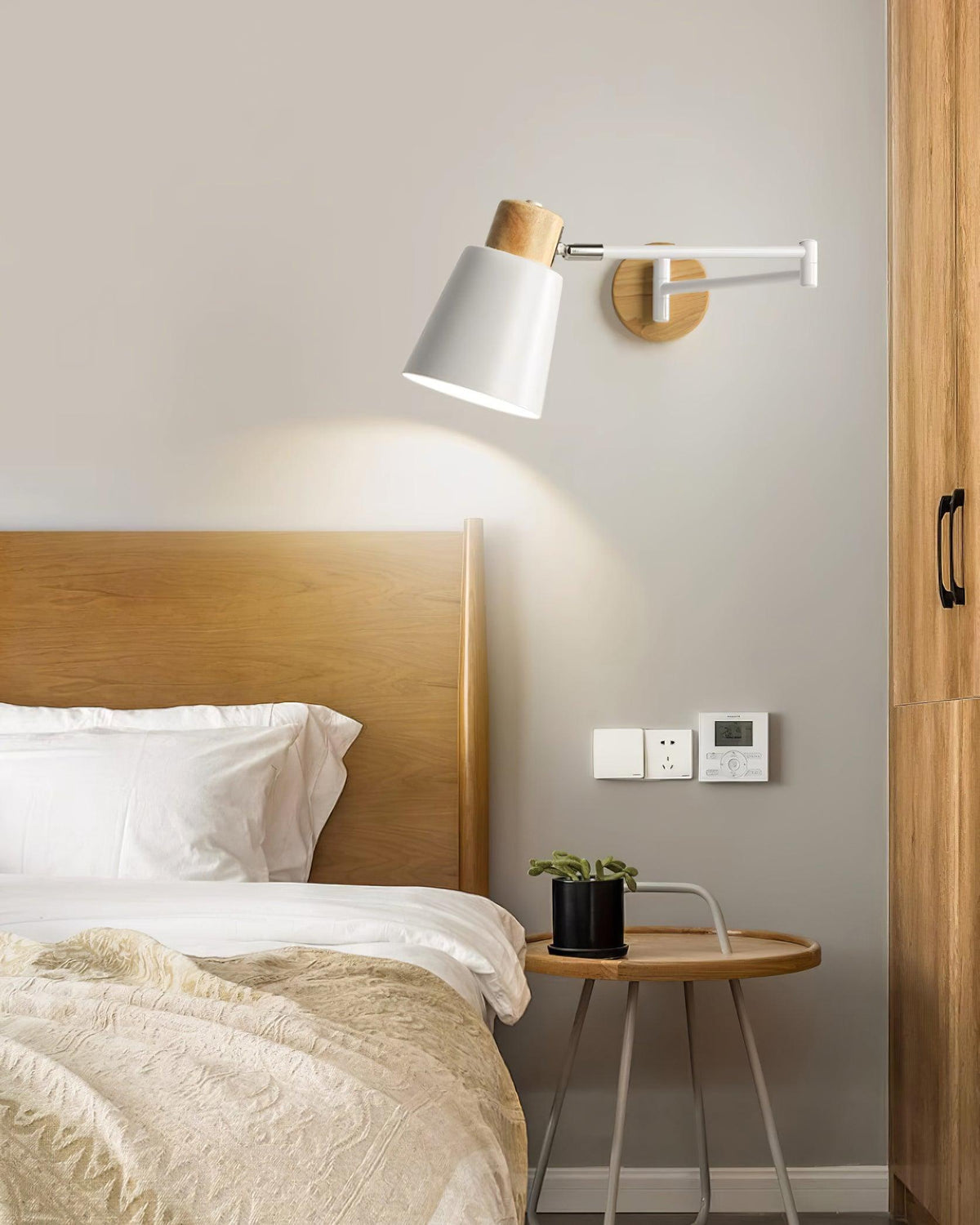 Wandleuchte mit verstellbarem Arm, Kegel-Lampenschirm und Holzfuß im modernen Stil für das Arbeitszimmer