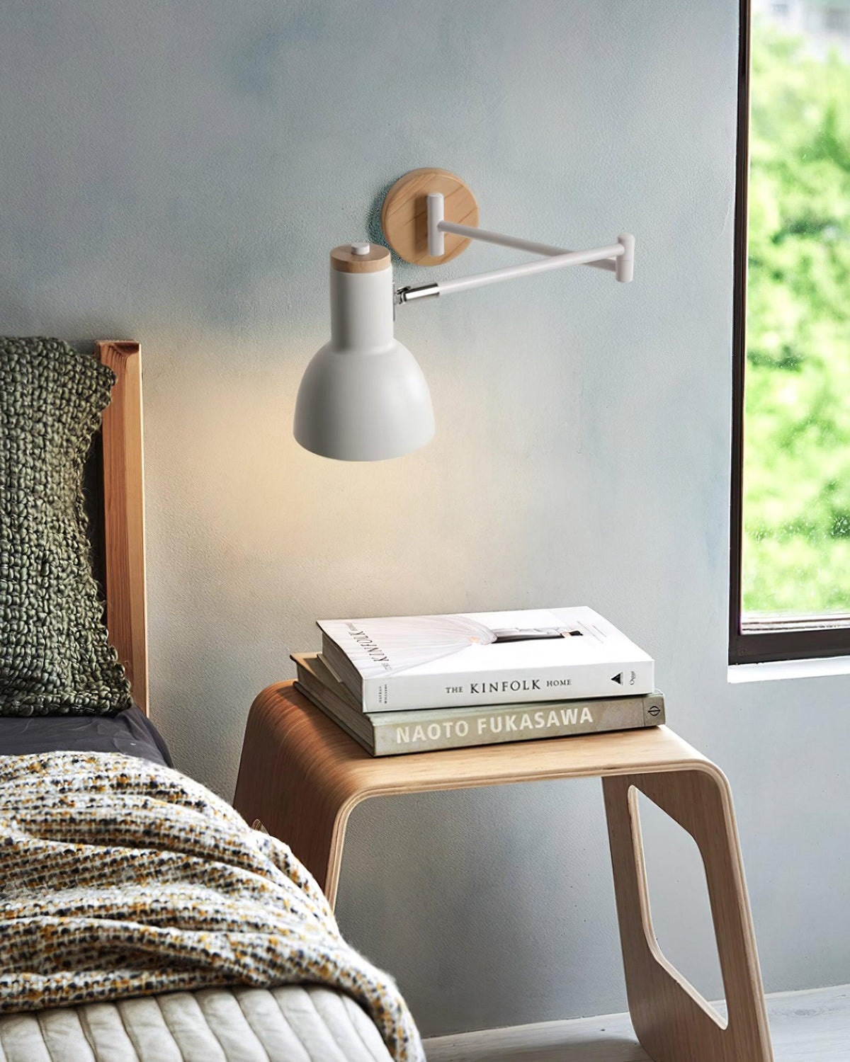 Wandleuchte mit verstellbarem Arm, Kegel-Lampenschirm und Holzfuß im modernen Stil für das Arbeitszimmer