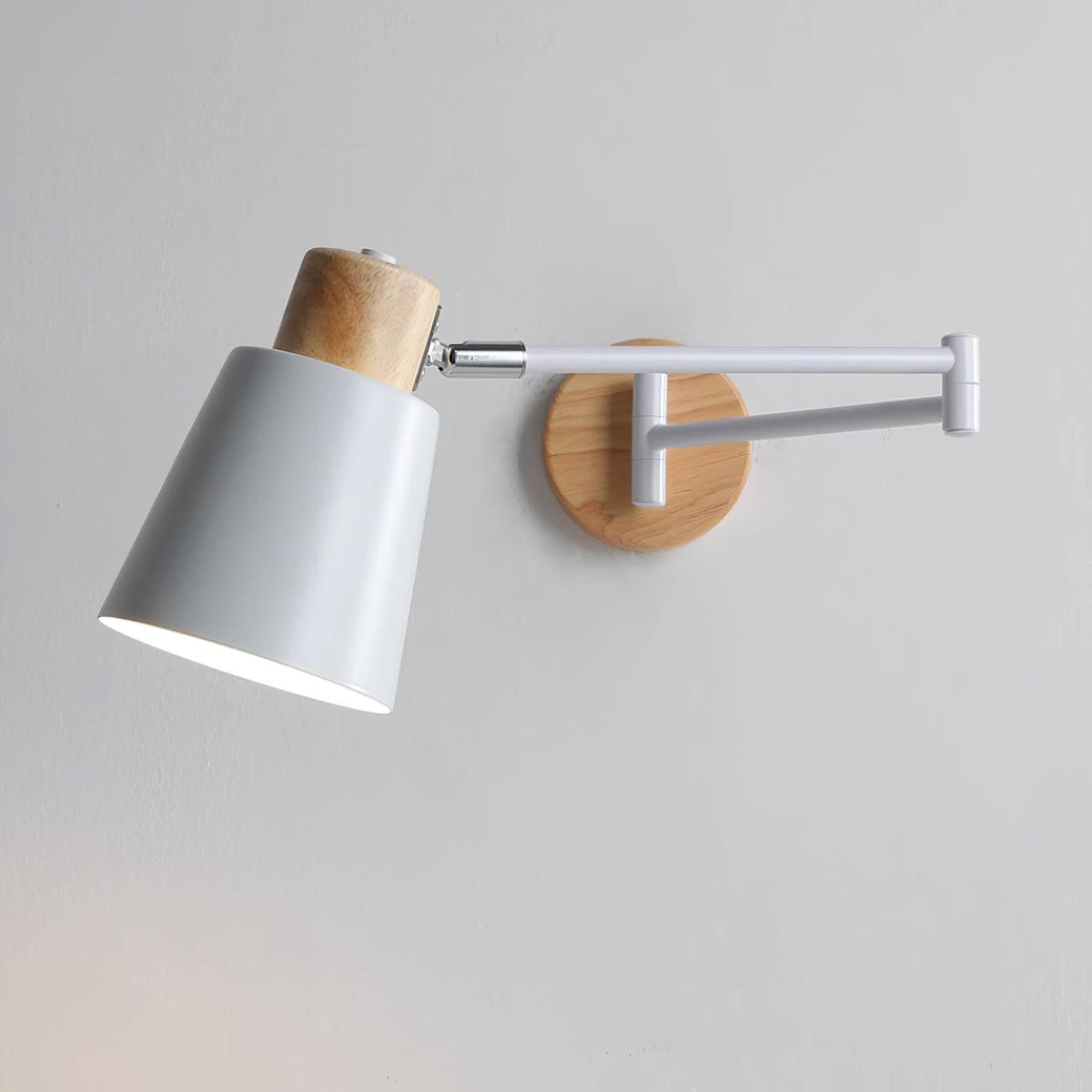 Wandleuchte mit verstellbarem Arm, Kegel-Lampenschirm und Holzfuß im modernen Stil für das Arbeitszimmer