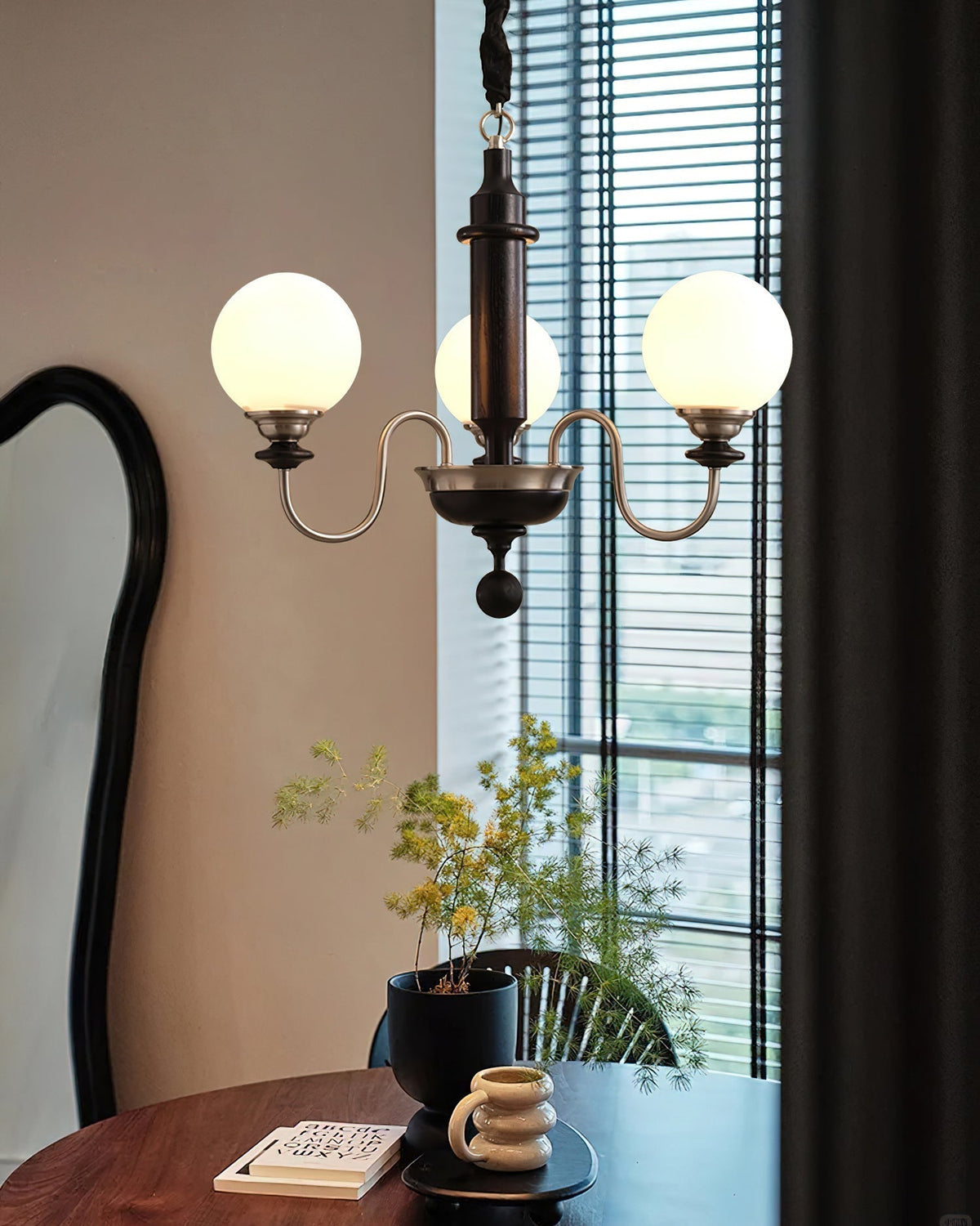 Celoira Vintage Messing Kronleuchter mit Milchglas-Kugeln