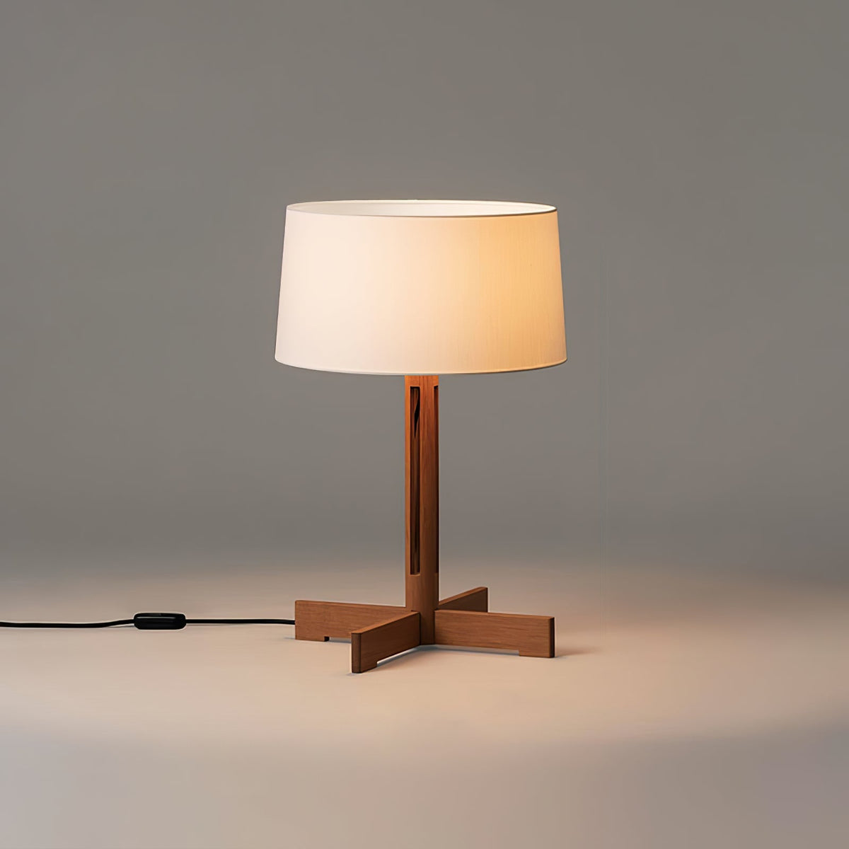 Rinivena Tischleuchte aus Holz und Stoff im zeitgenössischen Stil