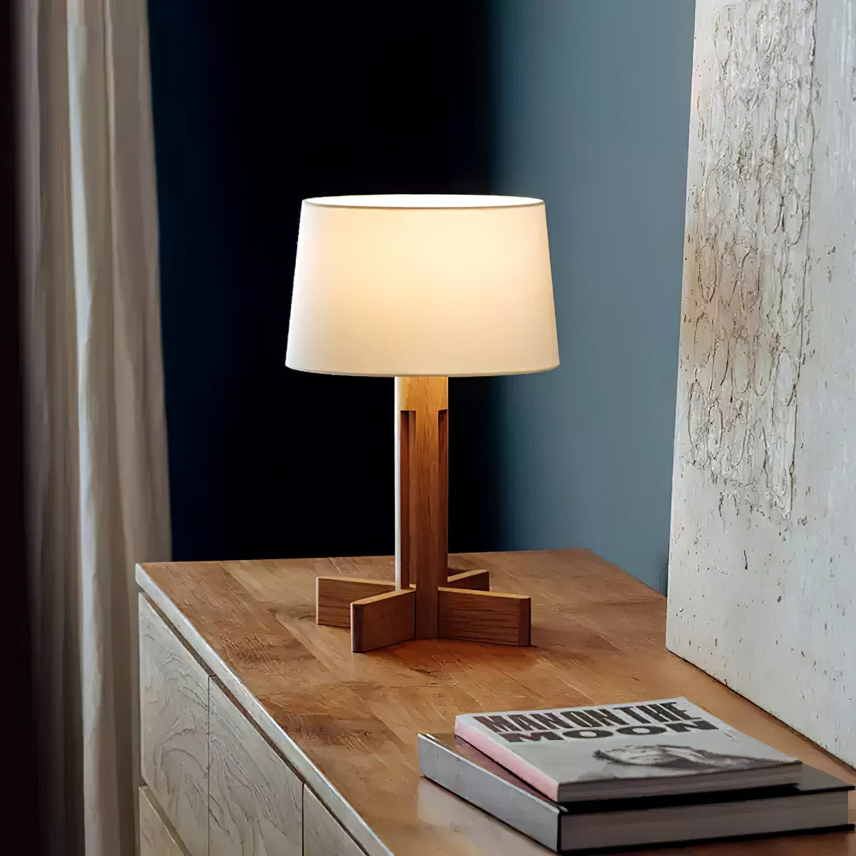 Rinivena Tischleuchte aus Holz und Stoff im zeitgenössischen Stil