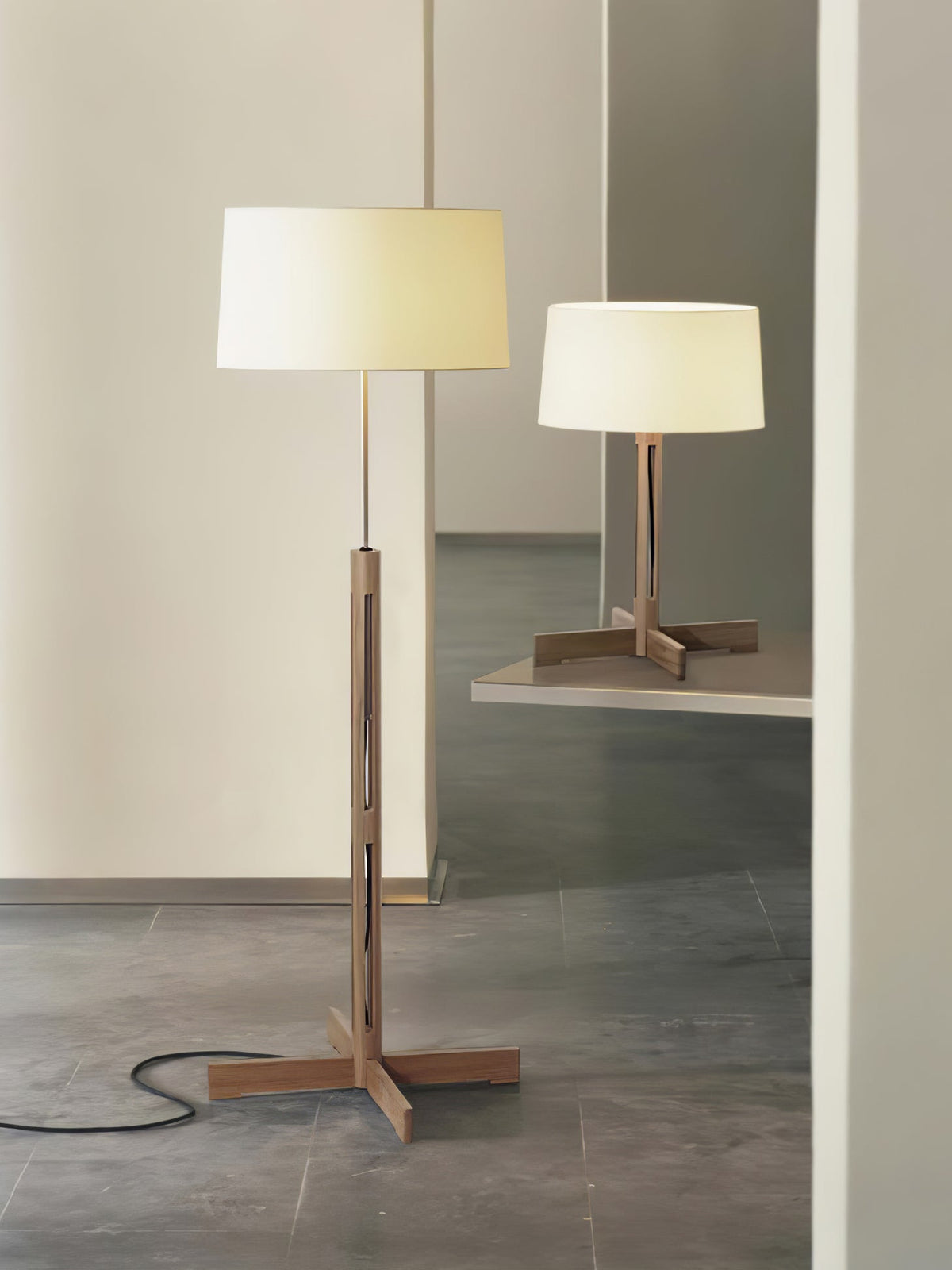 Rinivena Tischleuchte aus Holz und Stoff im zeitgenössischen Stil