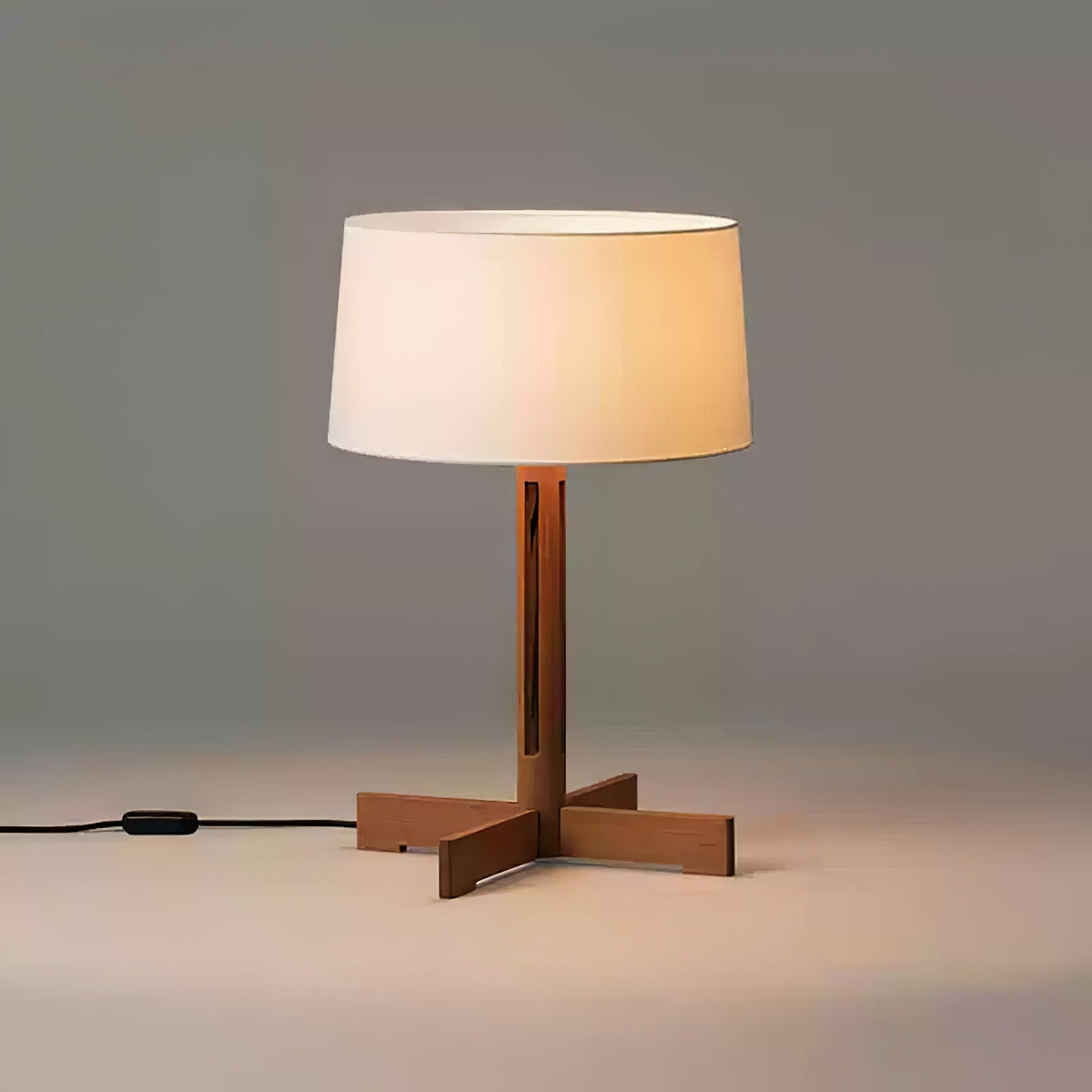 Rinivena Tischleuchte aus Holz und Stoff im zeitgenössischen Stil