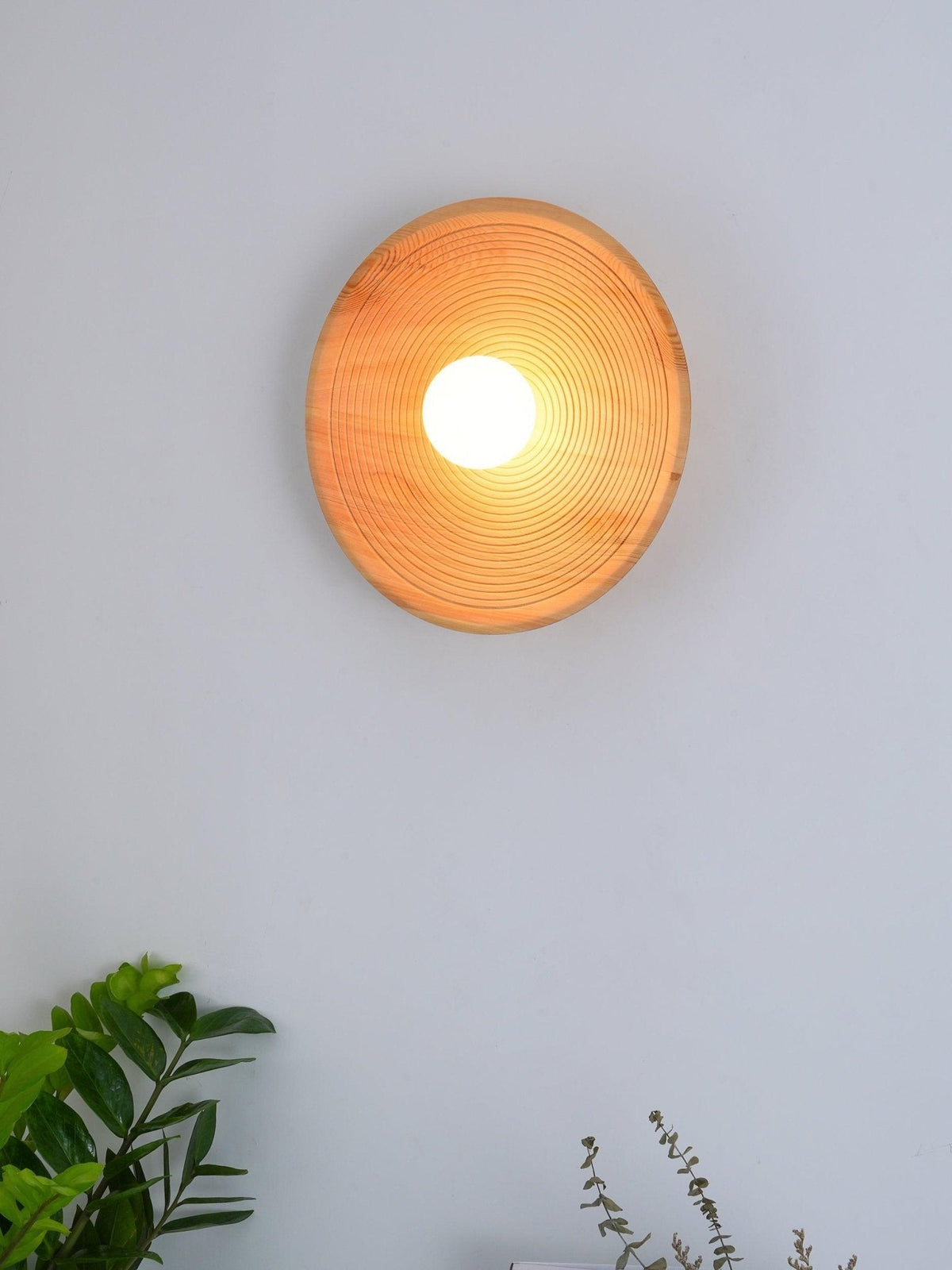 Aldenise zeitgenössische Wandleuchte aus Holz im Kontur-Design