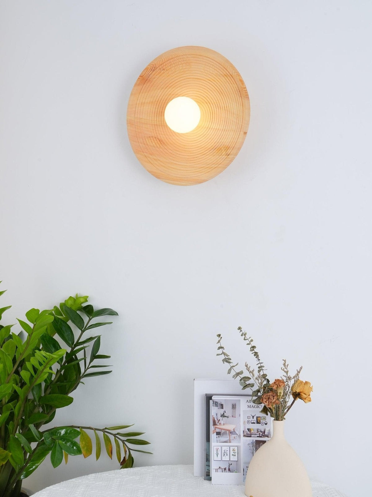 Aldenise zeitgenössische Wandleuchte aus Holz im Kontur-Design