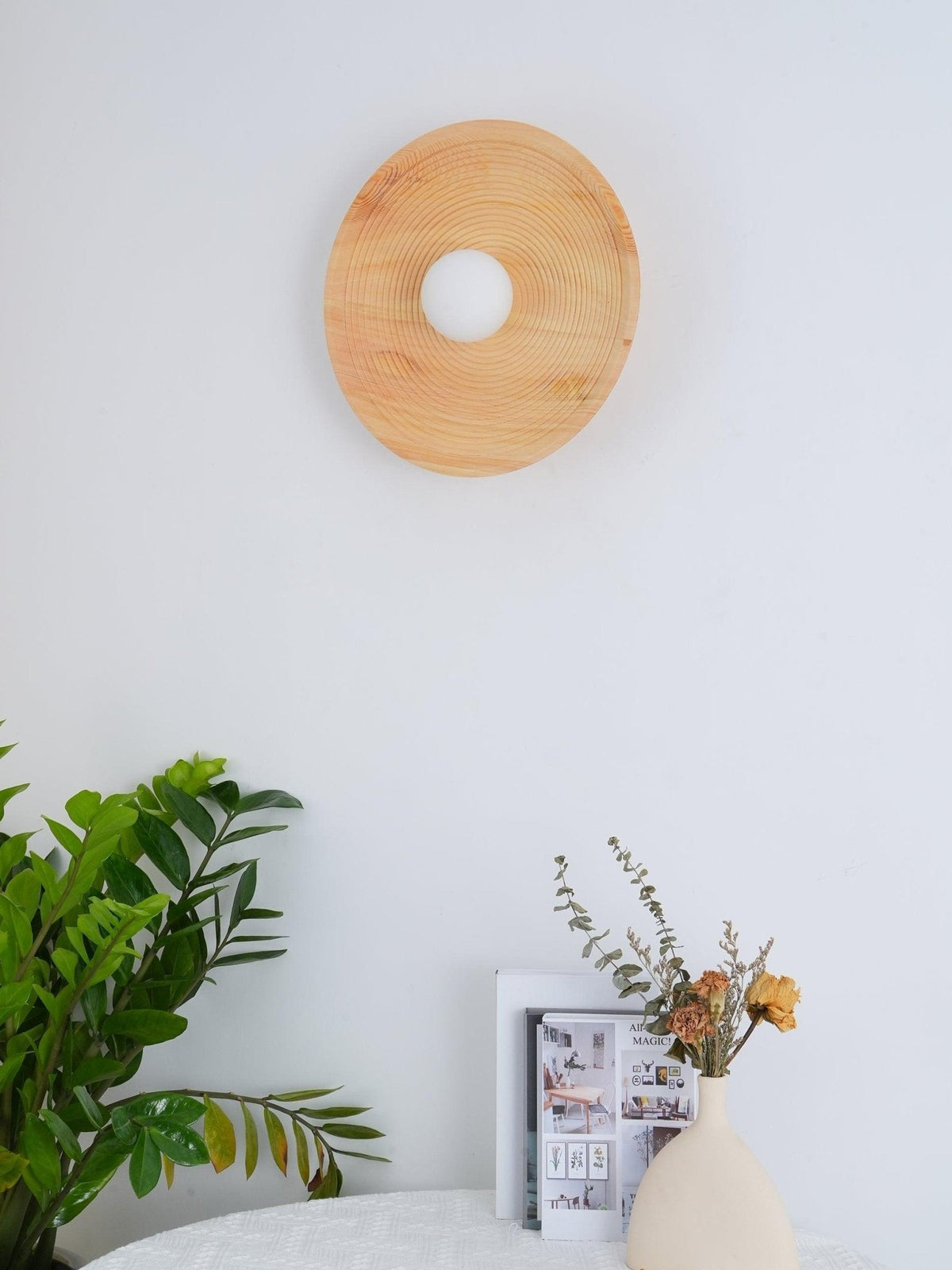 Aldenise zeitgenössische Wandleuchte aus Holz im Kontur-Design