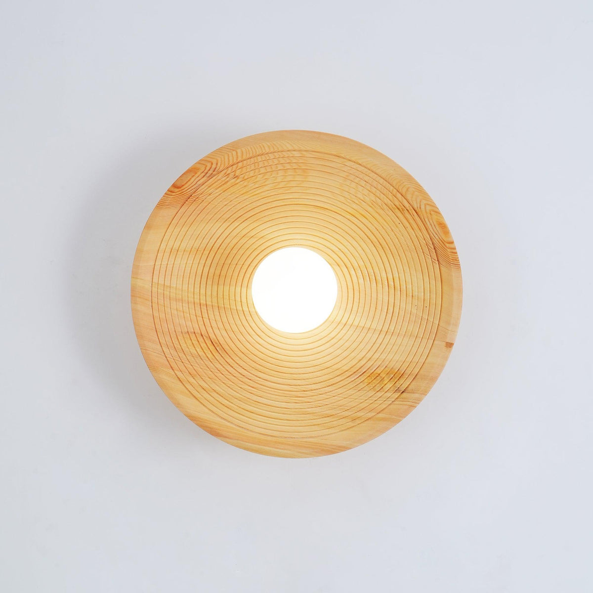 Aldenise zeitgenössische Wandleuchte aus Holz im Kontur-Design