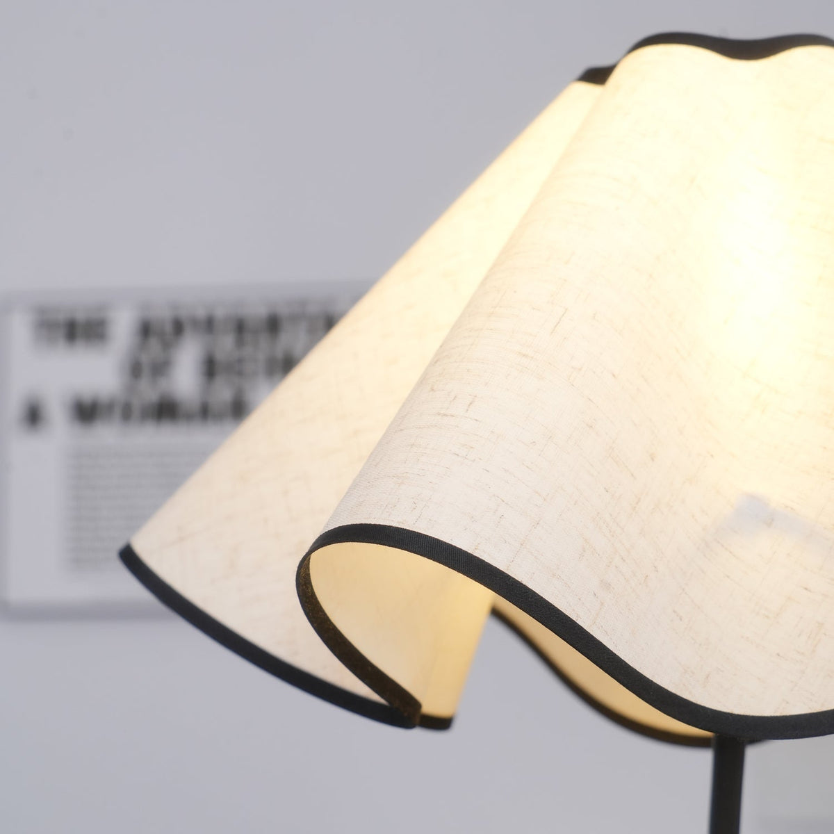 Luminova Tischleuchte aus Stoff in künstlerischer Gestaltung