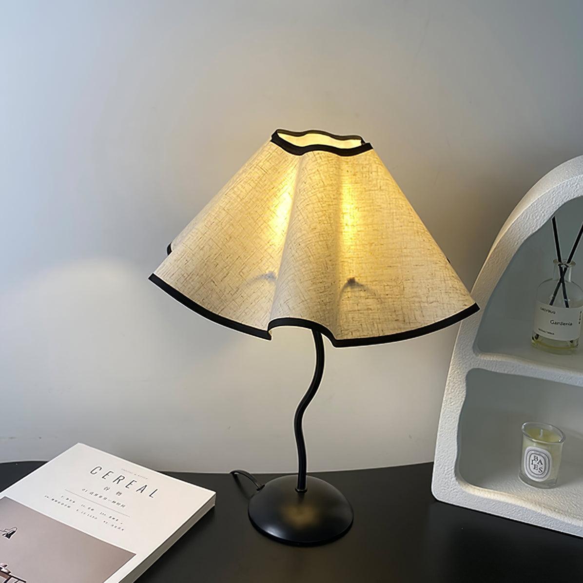 Luminova Tischleuchte aus Stoff in künstlerischer Gestaltung
