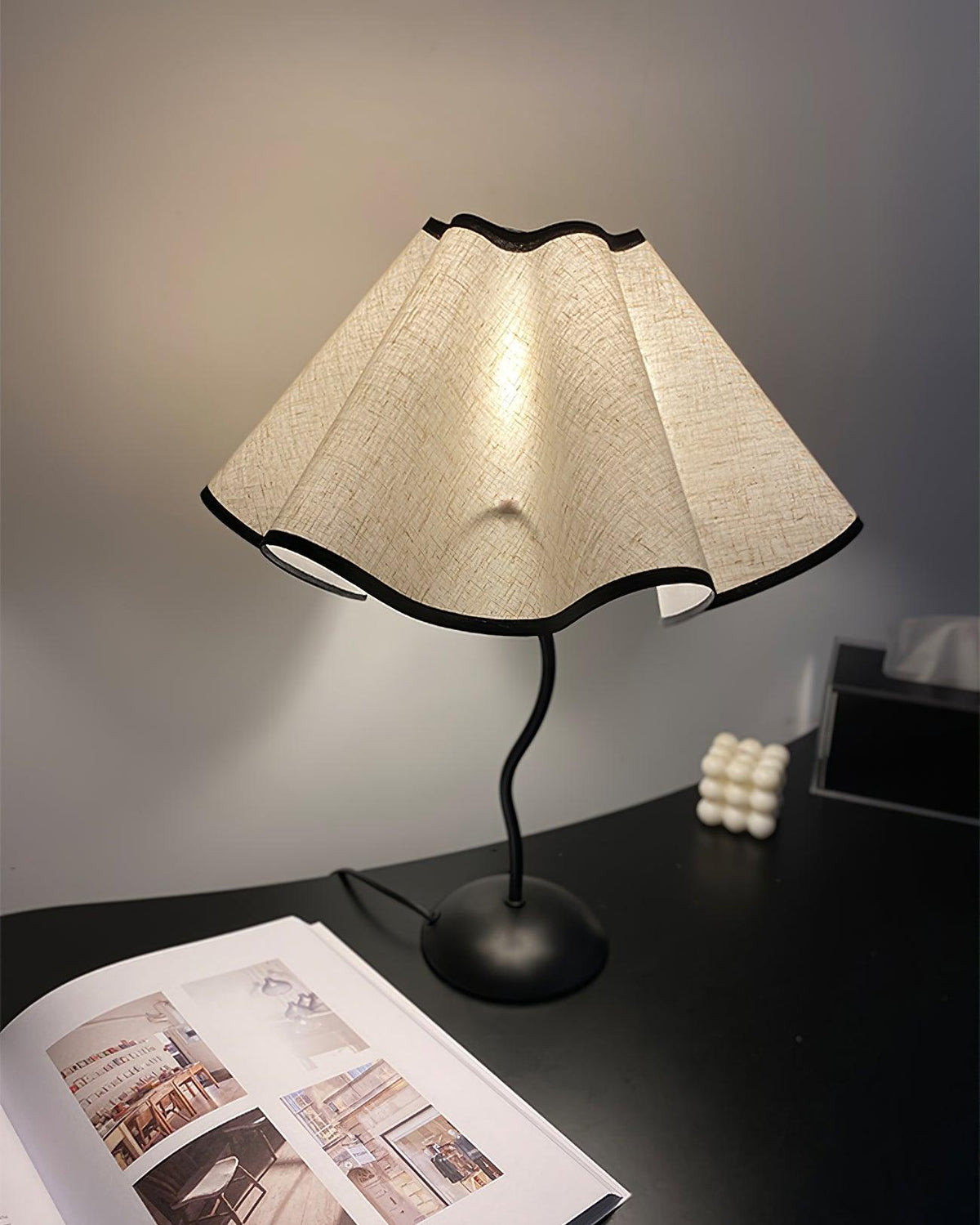 Luminova Tischleuchte aus Stoff in künstlerischer Gestaltung