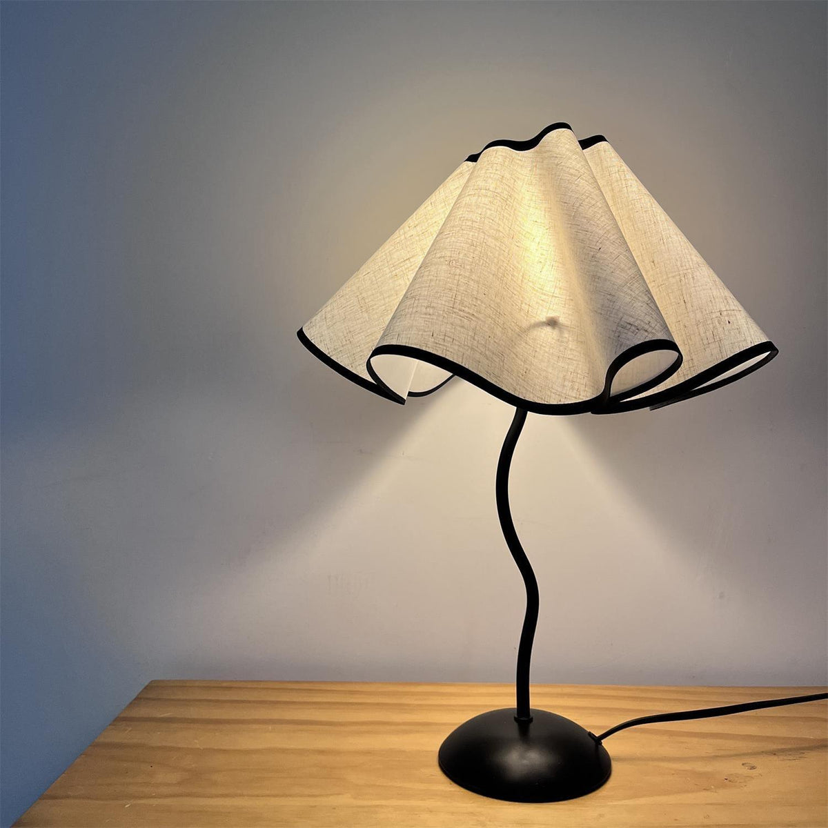Luminova Tischleuchte aus Stoff in künstlerischer Gestaltung