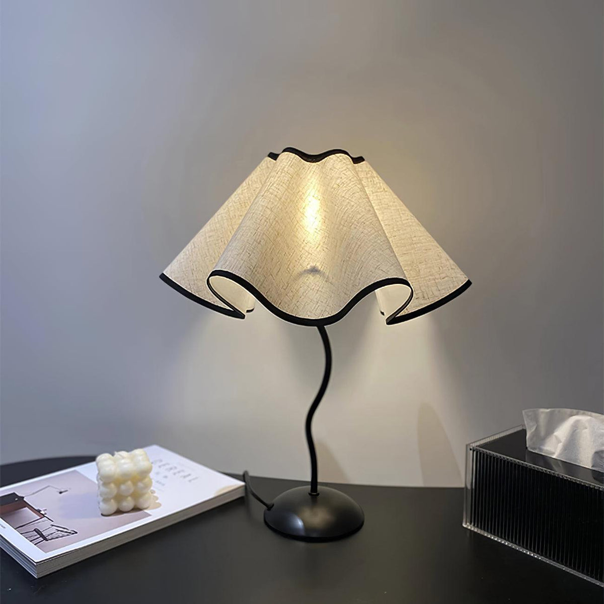 Luminova Tischleuchte aus Stoff in künstlerischer Gestaltung