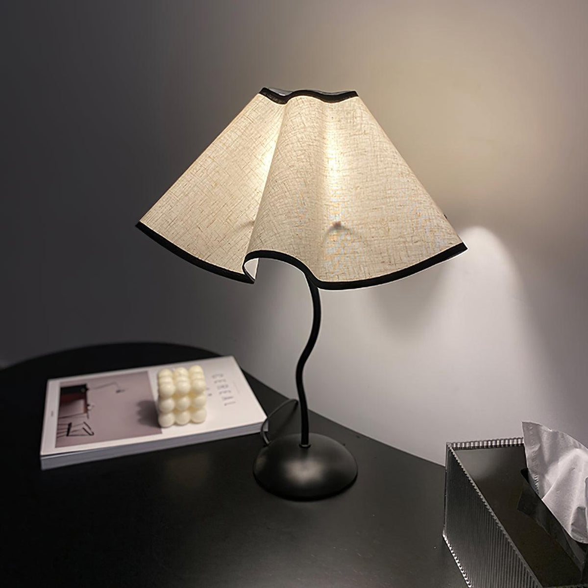 Luminova Tischleuchte aus Stoff in künstlerischer Gestaltung