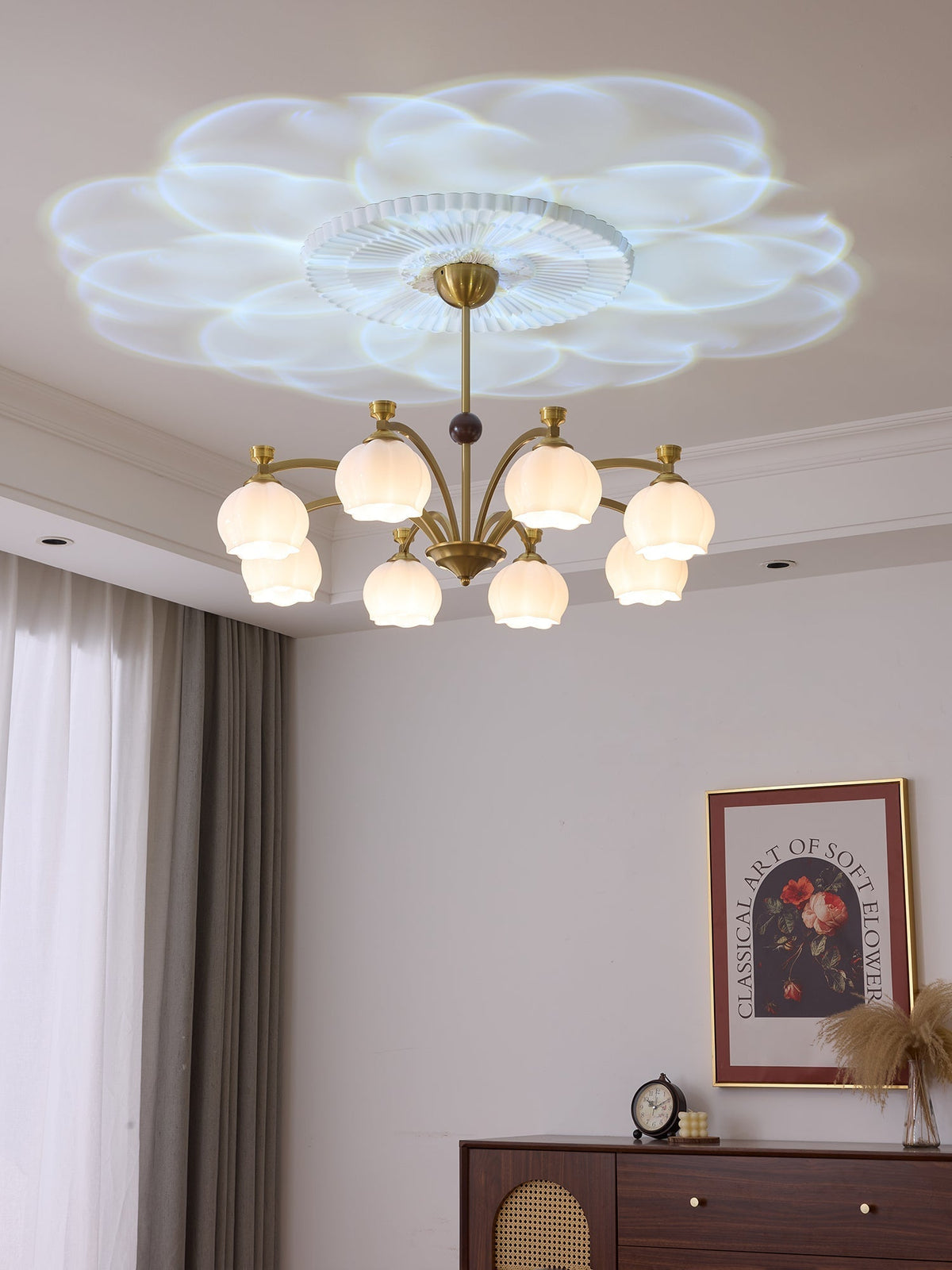 Alshaarae Kronleuchter aus Holz und Glas im traditionellen Premium-Arc-Design