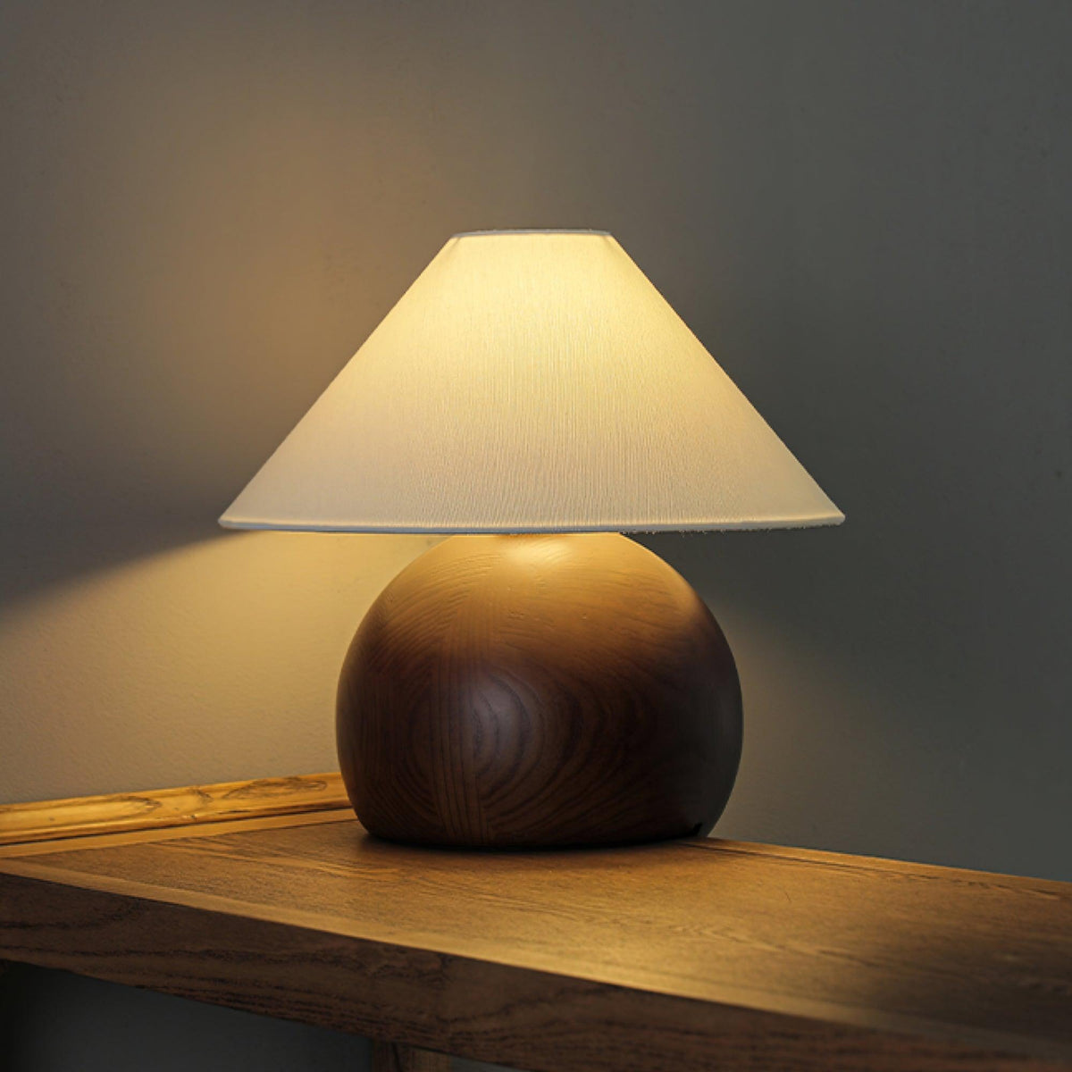 Halise Tischleuchte aus Holz in organischer Form