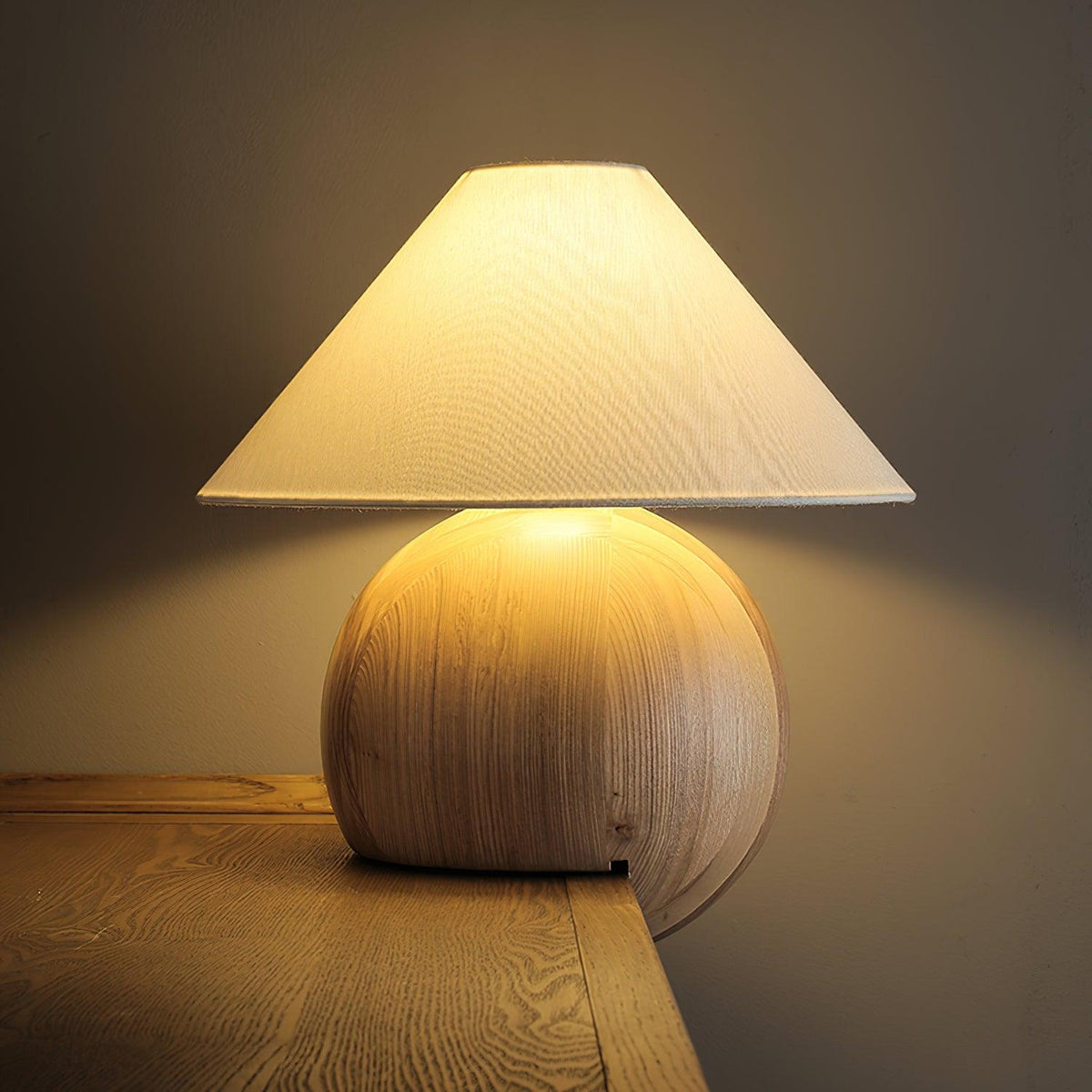 Halise Tischleuchte aus Holz in organischer Form
