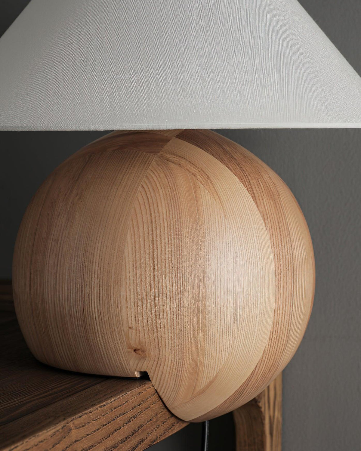 Halise Tischleuchte aus Holz in organischer Form