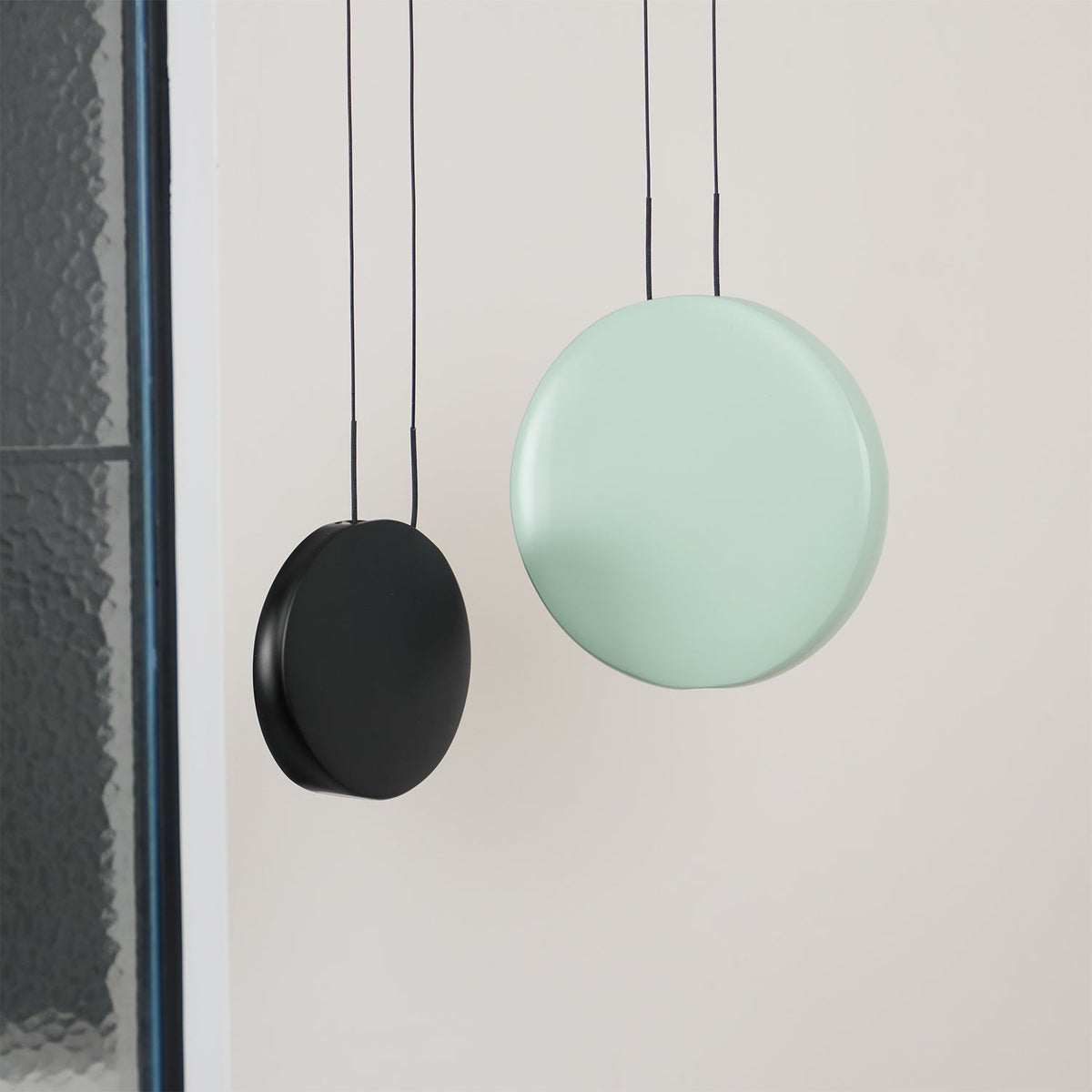 Mirellare Kunstharz-Pendelleuchte mit künstlerischem Design