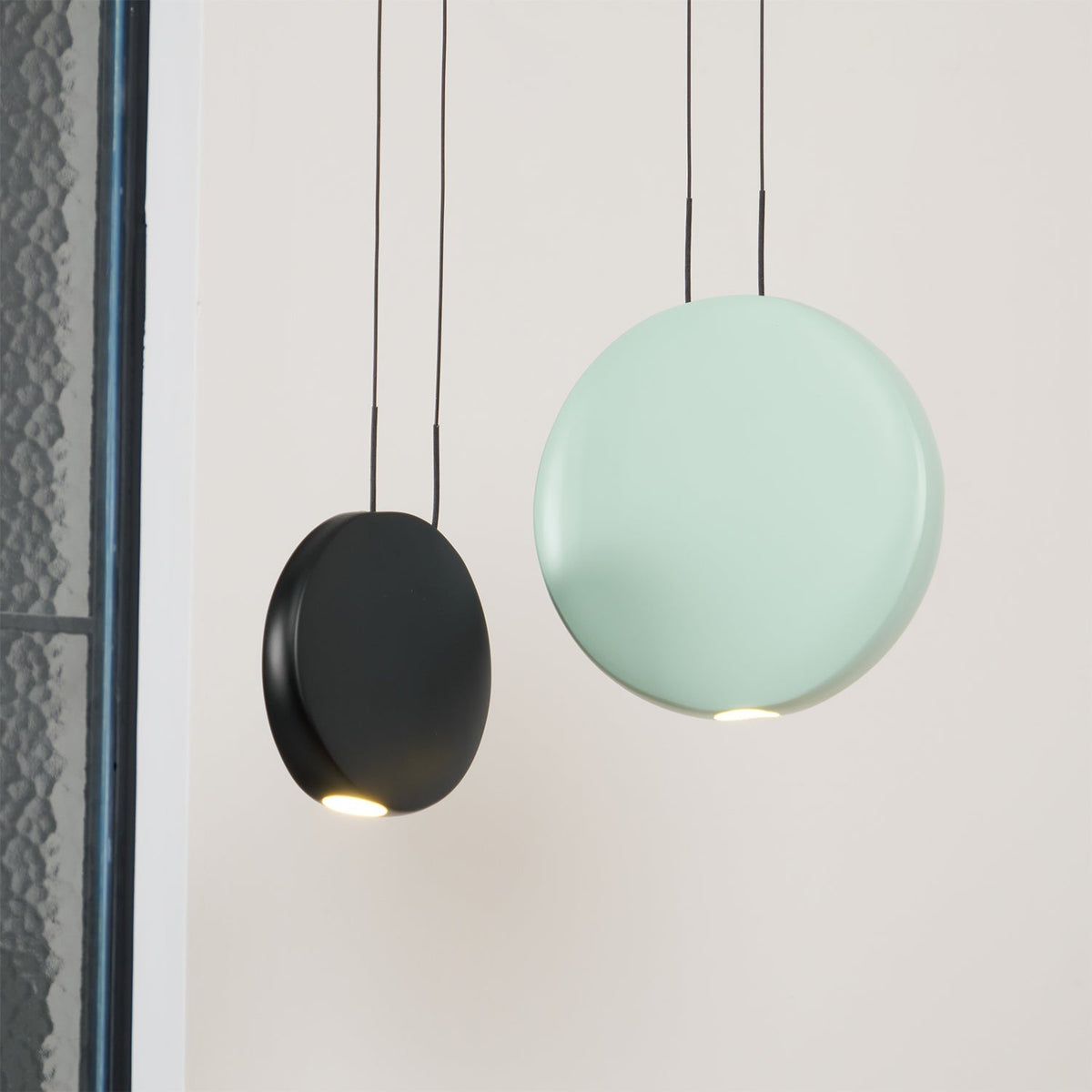 Mirellare Kunstharz-Pendelleuchte mit künstlerischem Design