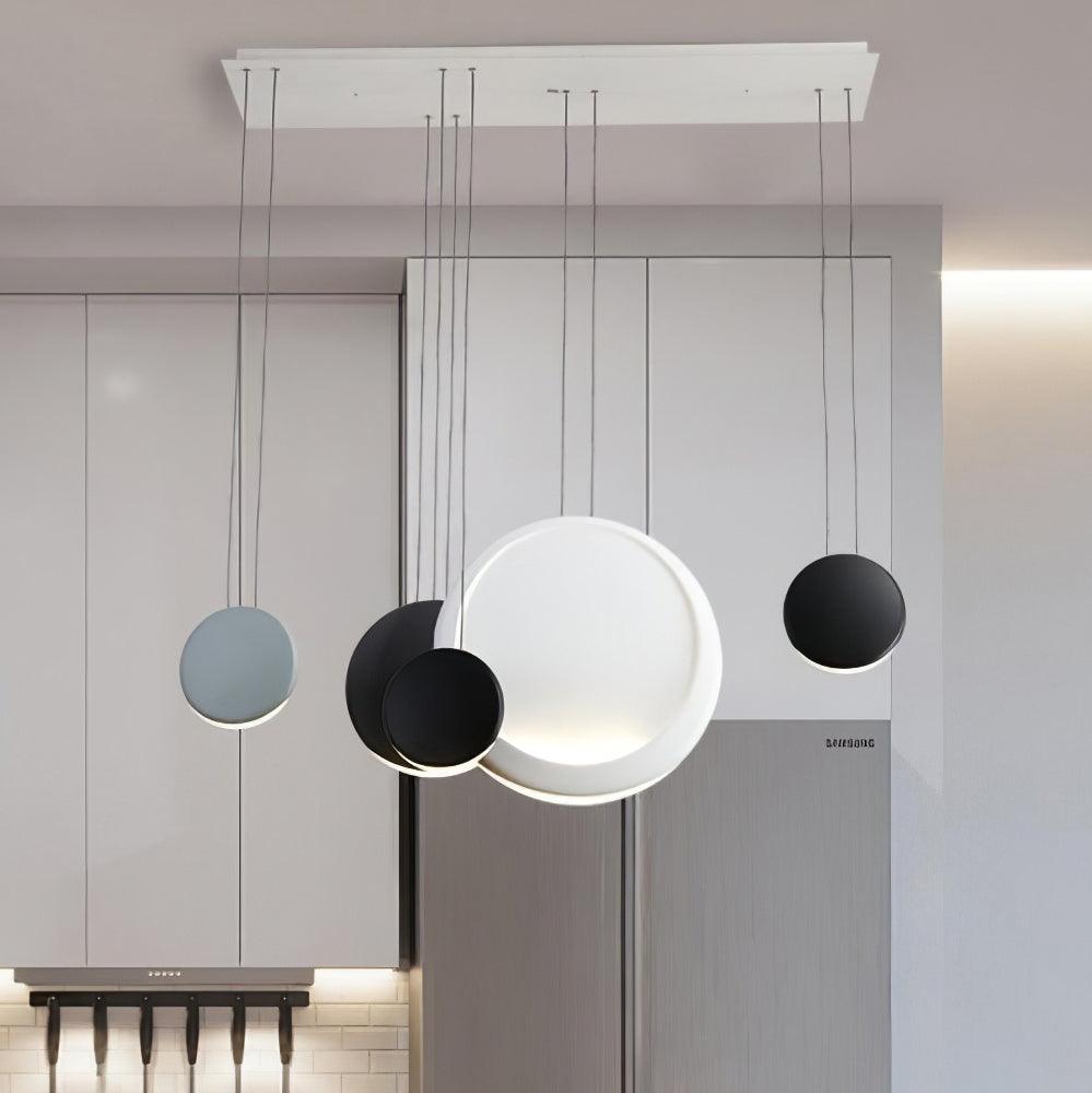 Mirellare Kunstharz-Pendelleuchte mit künstlerischem Design