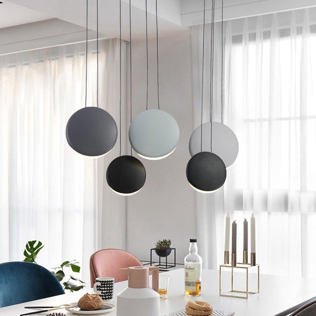 Mirellare Kunstharz-Pendelleuchte mit künstlerischem Design
