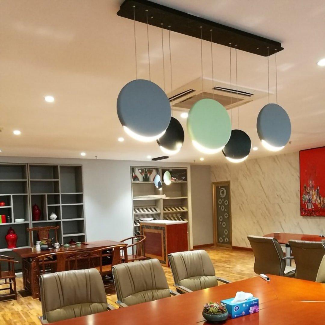 Mirellare Kunstharz-Pendelleuchte mit künstlerischem Design