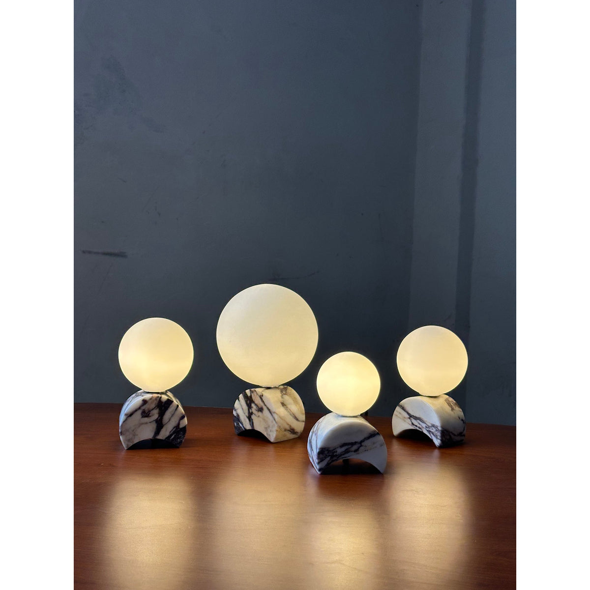 Crescent Marmor-Tischlampe