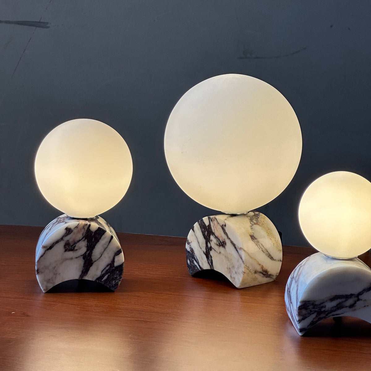 Crescent Marmor-Tischlampe