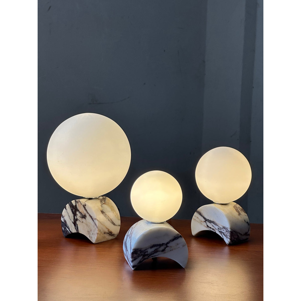 Crescent Marmor-Tischlampe