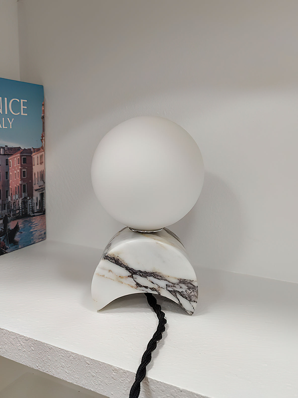 Crescent Marmor-Tischlampe