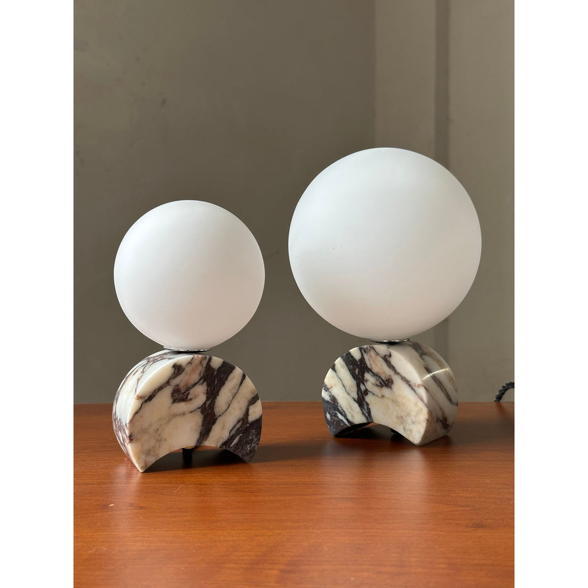 Crescent Marmor-Tischlampe