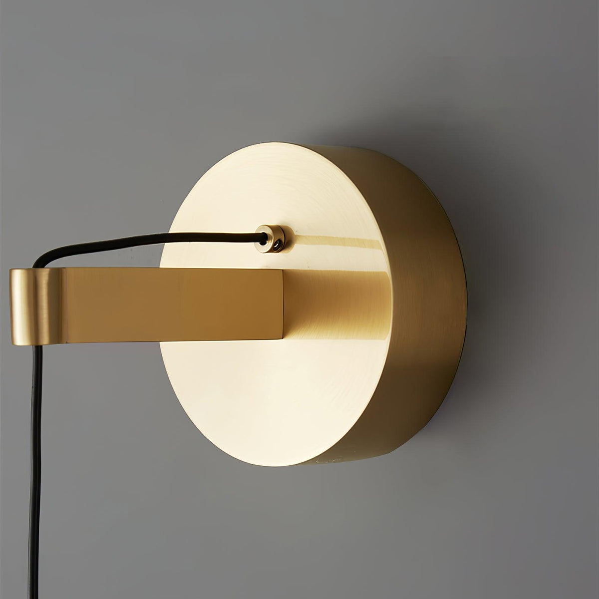 Dava zeitgenössische minimalistische konische Kristall-Wandleuchte