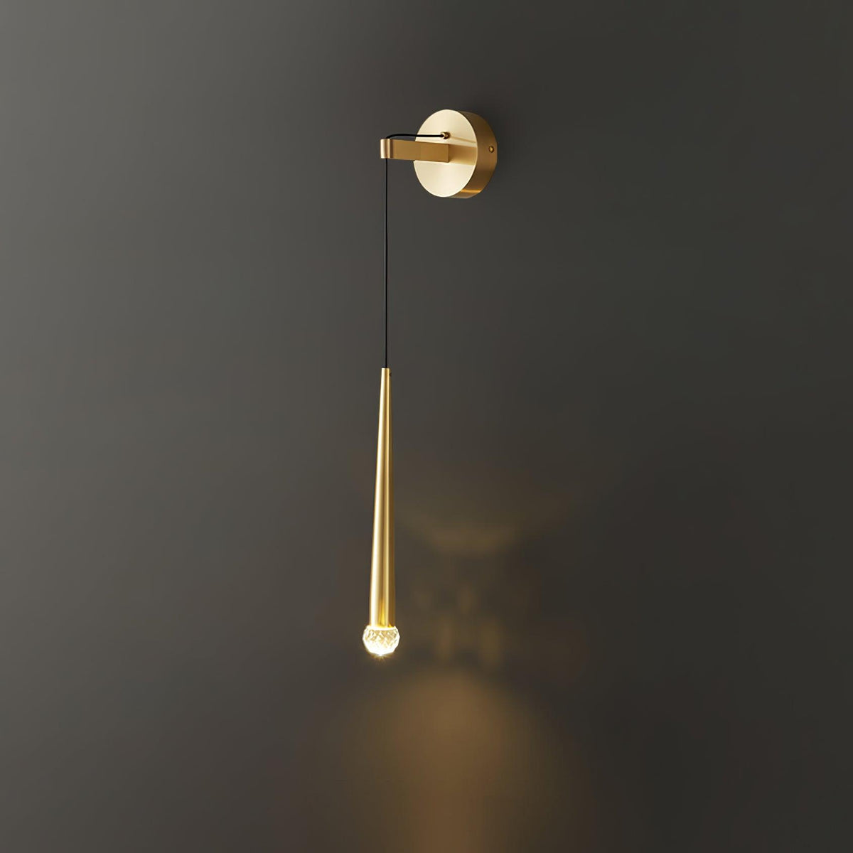 Dava zeitgenössische minimalistische konische Kristall-Wandleuchte
