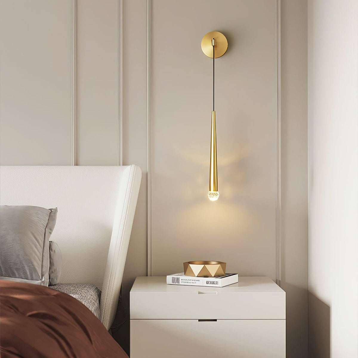 Dava zeitgenössische minimalistische konische Kristall-Wandleuchte