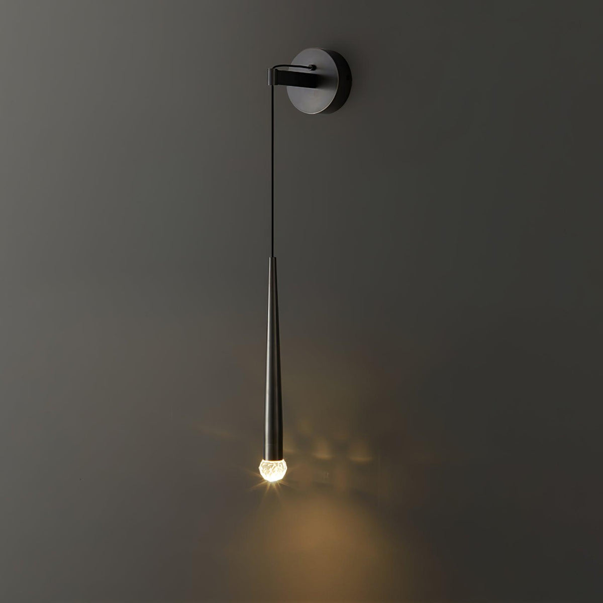Dava zeitgenössische minimalistische konische Kristall-Wandleuchte