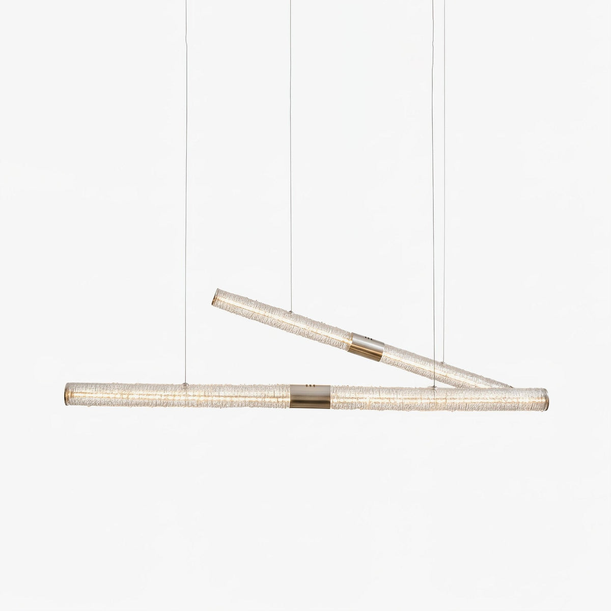 Luxelielle Linear Pendelleuchte aus Kristall in Röhrenform mit zwei gekreuzten Schirmen | Cielum